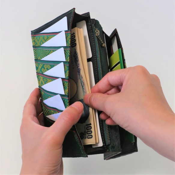 (受注生産)【玉-gyoku-】畳の縁の長財布 十二単の襟元 黒緑 26カード 本革 入金から約３週間で発送 6枚目の画像