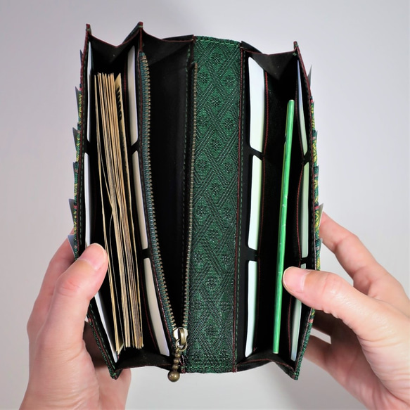 (受注生産)【玉-gyoku-】畳の縁の長財布 十二単の襟元 黒緑 26カード 本革 入金から約３週間で発送 7枚目の画像