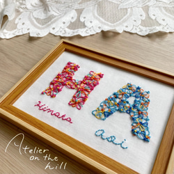 刺繍ウェルカムボード 結婚祝い 綿婚式 結婚2周年記念に♡「ふたりのフラワーイニシャル」 1枚目の画像