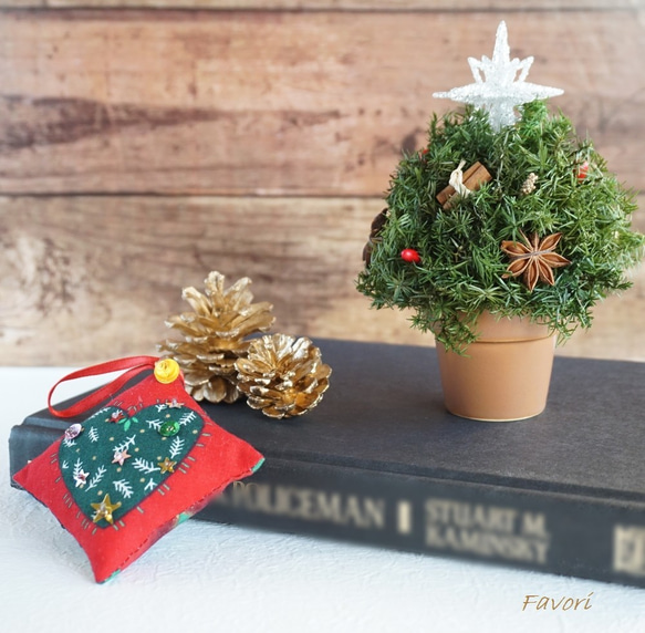 【再販】コロンとしたミニクリスマスツリー　ヒムロスギ　八角　プリザーブドフラワー　アーティフィシャルフ 2枚目の画像