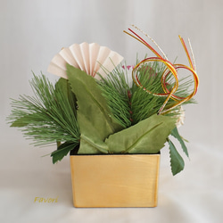 ダリアとマムのお正月アレンジ　升型　迎春　アーティフィシャルフラワー 3枚目の画像