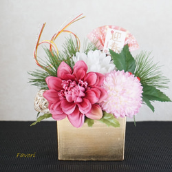 ダリアとマムのお正月アレンジ　升型　迎春　アーティフィシャルフラワー 8枚目の画像