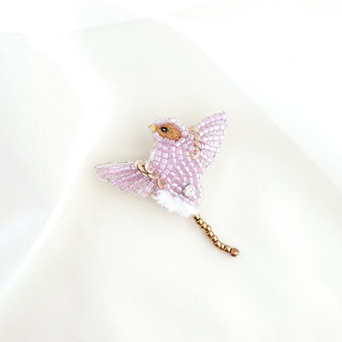 ビーズ刺繍♡飛ぶ鳥 ブローチ ブローチ kotorinoatorie 通販