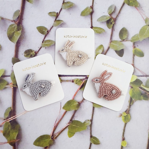 ビーズ刺繍♡座る うさぎブローチ ブローチ kotorinoatorie 通販