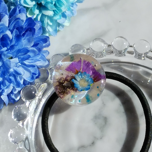 〔セール！〕ドライフラワーヘアゴム　レジンヘアゴム　青い花　スターフラワー　 花束 大人可愛い　ボタニカル　きれいめ 3枚目の画像