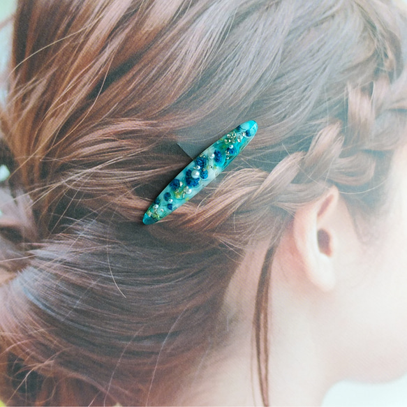 レジンヘアクリップ　花ヘアクリップ　ドライフラワー　かすみ草　シンプルヘアアクセサリー　大人可愛い　ボタニカル　ブルー 2枚目の画像