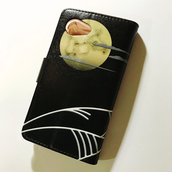 和柄 中秋の名月 お月見 二羽のウサギ 黒ベース No.1 スマートフォン ほぼ 全機種対応 スマホケース 手帳型ケース 3枚目の画像