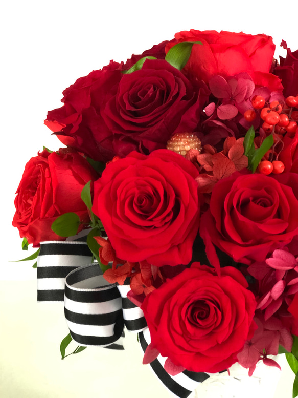 豪華！情熱の赤いバラ25本！プリザーブドフラワーアレンジメント。【還暦祝い、開店祝い、お誕生日】に最適♪ 4枚目の画像