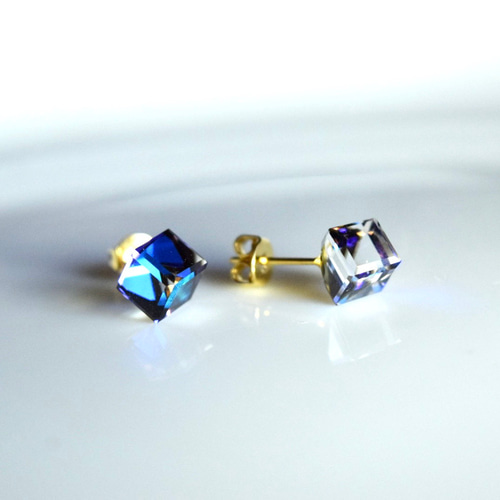 Swarovski ブルークリスタルピアス - メルカリ