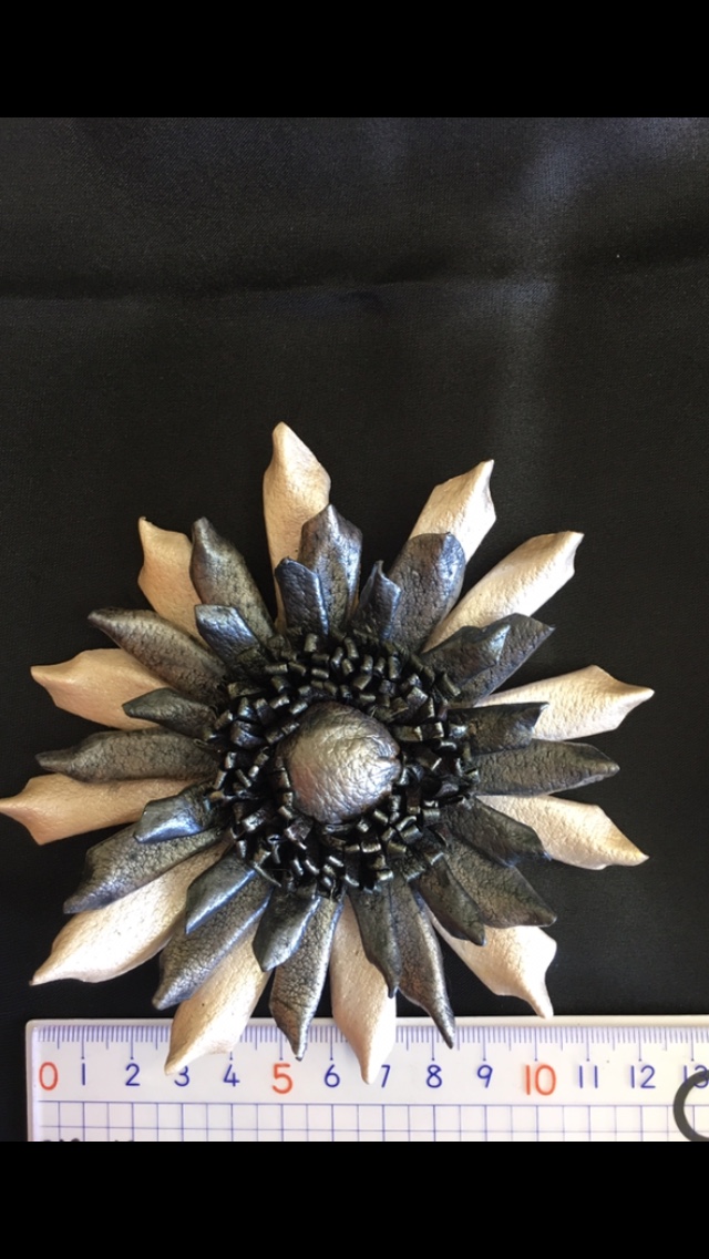 皮革 花ブローチ