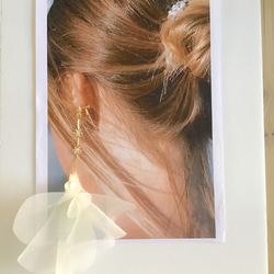【オーガンジー&花】イヤリング　ピアス　ゴールド　オフホワイト　結婚式　ウエディング　ブライダル　結婚式334 3枚目の画像