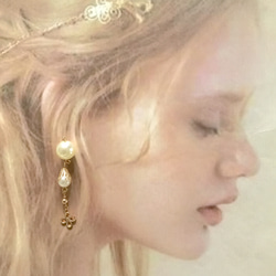 【ゴールド色の earring】ピアス　イヤリング　パール　お花　結婚式　ウエディング　ブライダル　結婚式347 1枚目の画像
