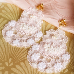 【ベビーピンク色ブライダルレースのイヤリング】大人かわいい　ウエディング　結婚式　ブライダル　ウエディング　201 3枚目の画像