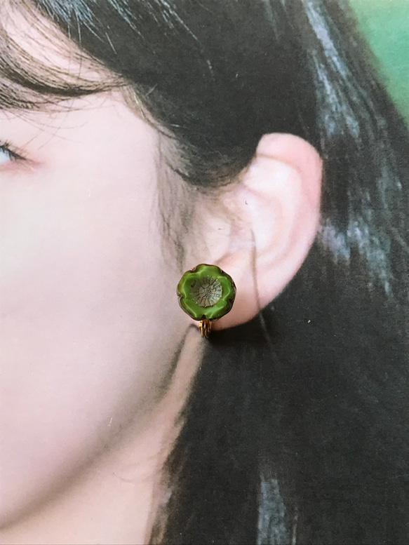 [再販] 耳が痛くなりにくい　緑色花型チェコビーズの一粒イヤリング 3枚目の画像