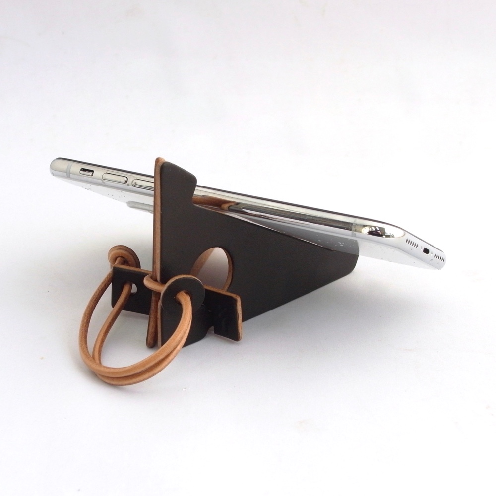 草木染め革丨スマホスタンド【zaza/ざざ】ログウッド染め 手染め 手作り 組み立て式 持ち運び可