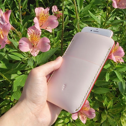 革の花いろスマホケース【spot/すぽっと】　#全機種対応 #花カラー #ベージュピンク #春色 #桜色 #手縫い 2枚目の画像