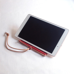 草木染め革丨タブレット＆スマホスタンド【oruto/おると】すおう染め 手縫い 手染め 手作り 折りたたみ式 2way 3枚目の画像