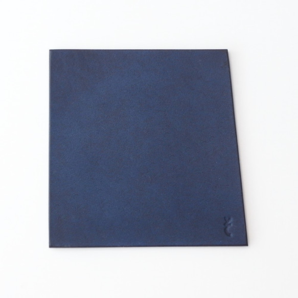 水じみをあそぶ。藍染め革のコースター【kosuta / こすた】　#草木染め革 #選べるアルファベット刻印 3枚目の画像