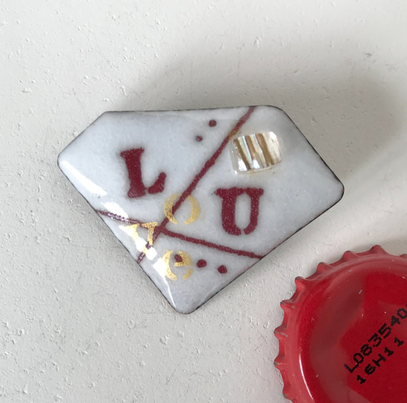 七宝焼きブローチ　ダイヤモンド型　”LOVE　U” 1枚目の画像