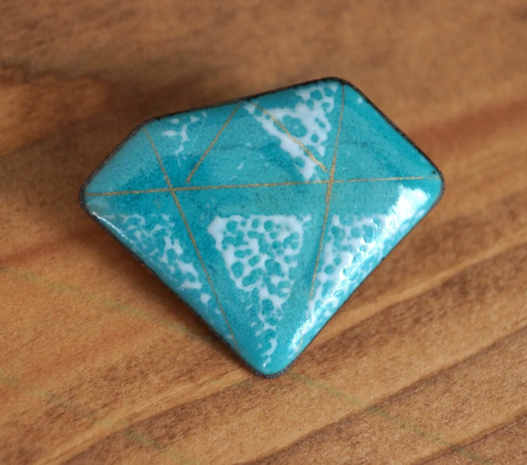 七宝焼きブローチ　ダイヤモンド型　水青と淡雪 1枚目の画像