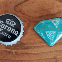 七宝焼きブローチ　ダイヤモンド型　水青と淡雪 2枚目の画像