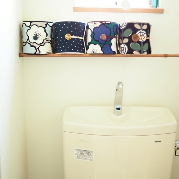 Toilet Interior "Rose flowers pattern black.1"トイレットホルダー 3枚目の画像