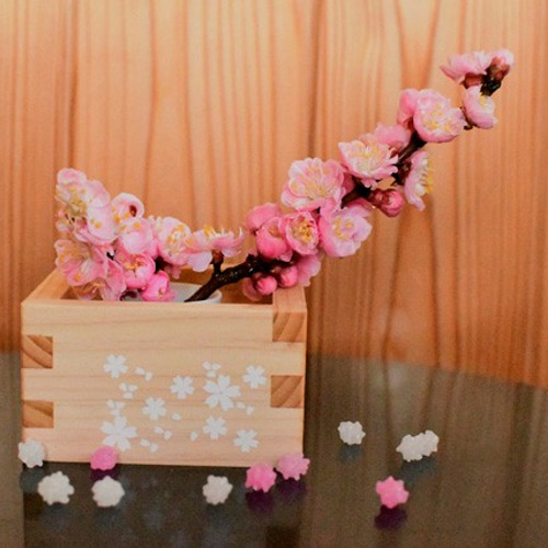 珍しい白い桜がデザインされた桧（ひのき）の枡で春を祝う 一輪挿し