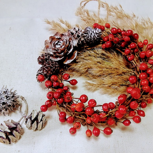 今季終了 野ばらの実とシダーローズのシンプルリース ミニリース 秋冬