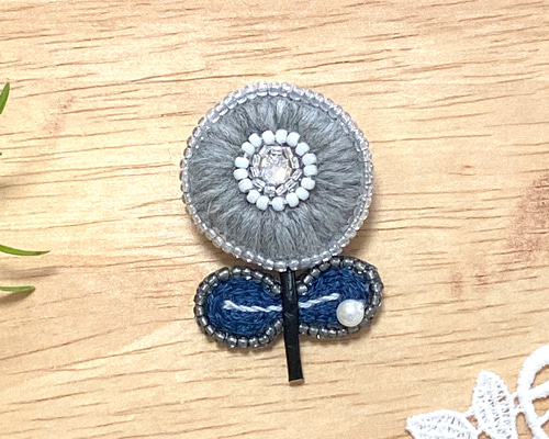 大人可愛いビーズ刺繍ブローチ＊北欧風お花＊ ブローチ megu