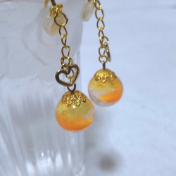 オレンジ２～蓄光球体～イヤリング(パット付) 2枚目の画像