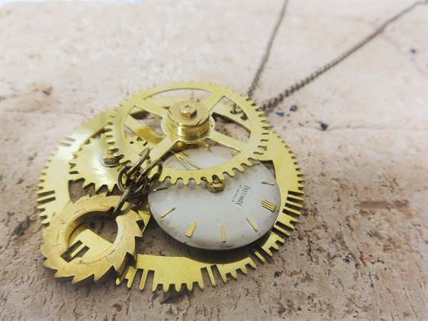 歯車と文字盤のネックレス 001