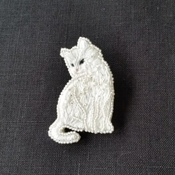 しろねこビーズ刺繍のブローチ 1枚目の画像