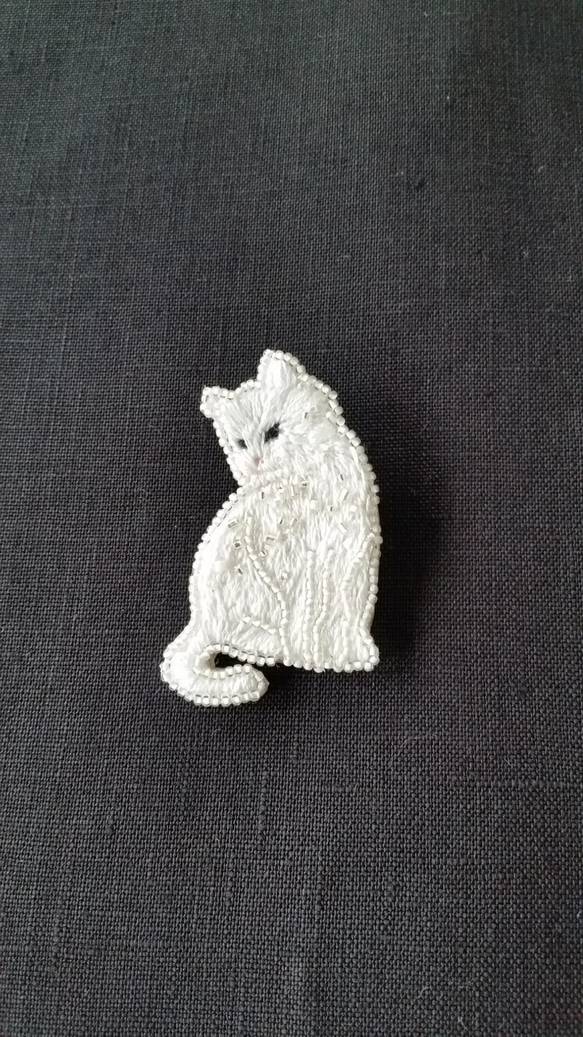 しろねこビーズ刺繍のブローチ 1枚目の画像