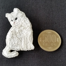 しろねこビーズ刺繍のブローチ 2枚目の画像