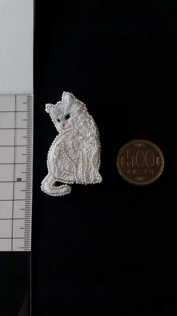 しろねこビーズ刺繍のブローチ 7枚目の画像