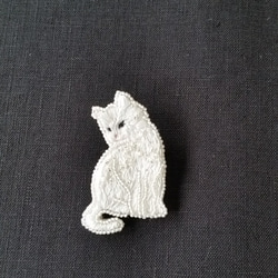 しろねこビーズ刺繍のブローチ 8枚目の画像