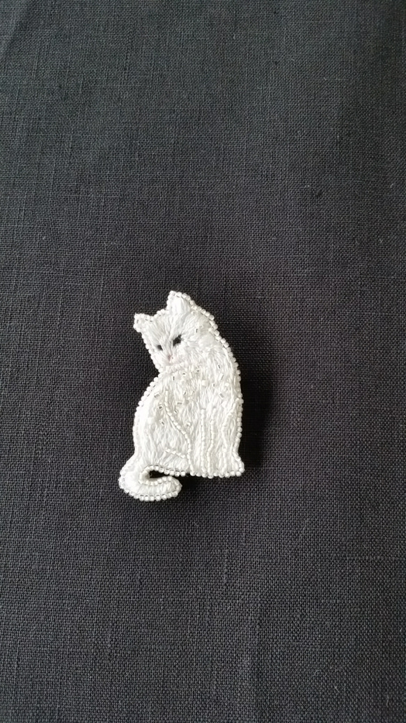 しろねこビーズ刺繍のブローチ 8枚目の画像