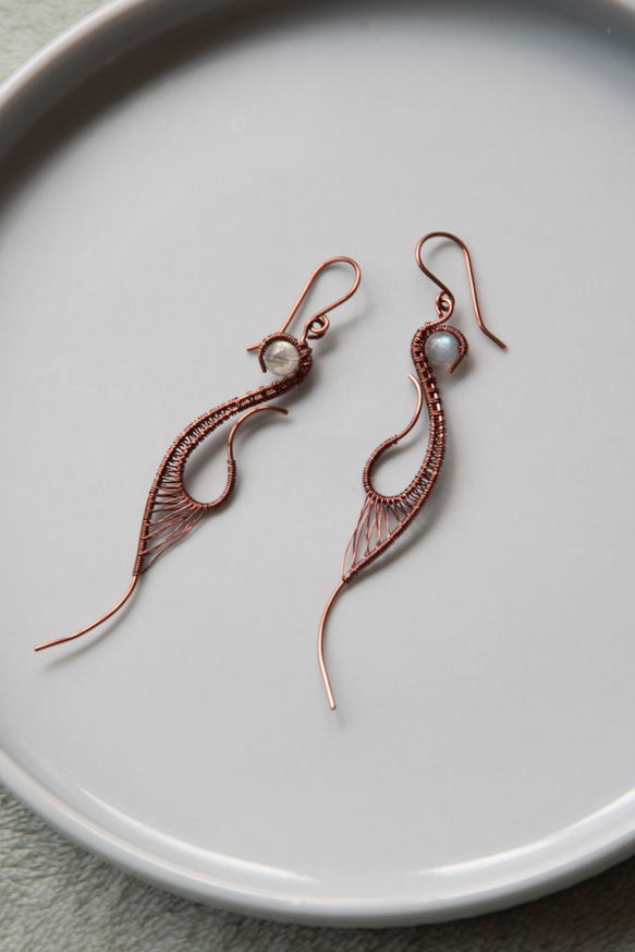 跳舞精靈。手工製作銅線編織拉長石耳環/耳針耳夾 第3張的照片