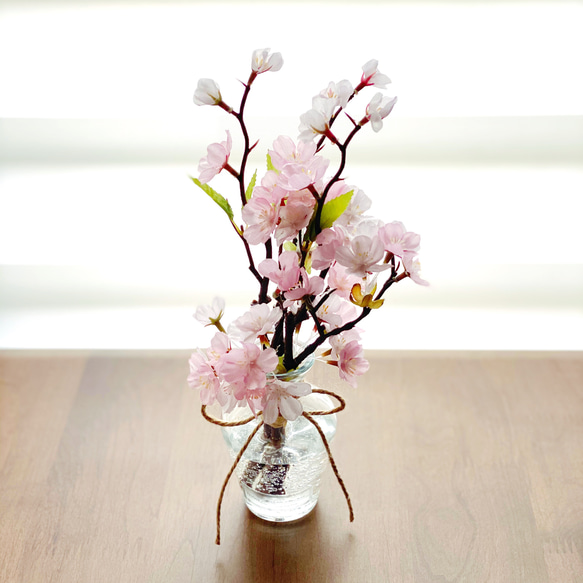 春色の桜を生けたアーティフィシャルフラワー花器付きセット〜春の訪れ〜 1枚目の画像
