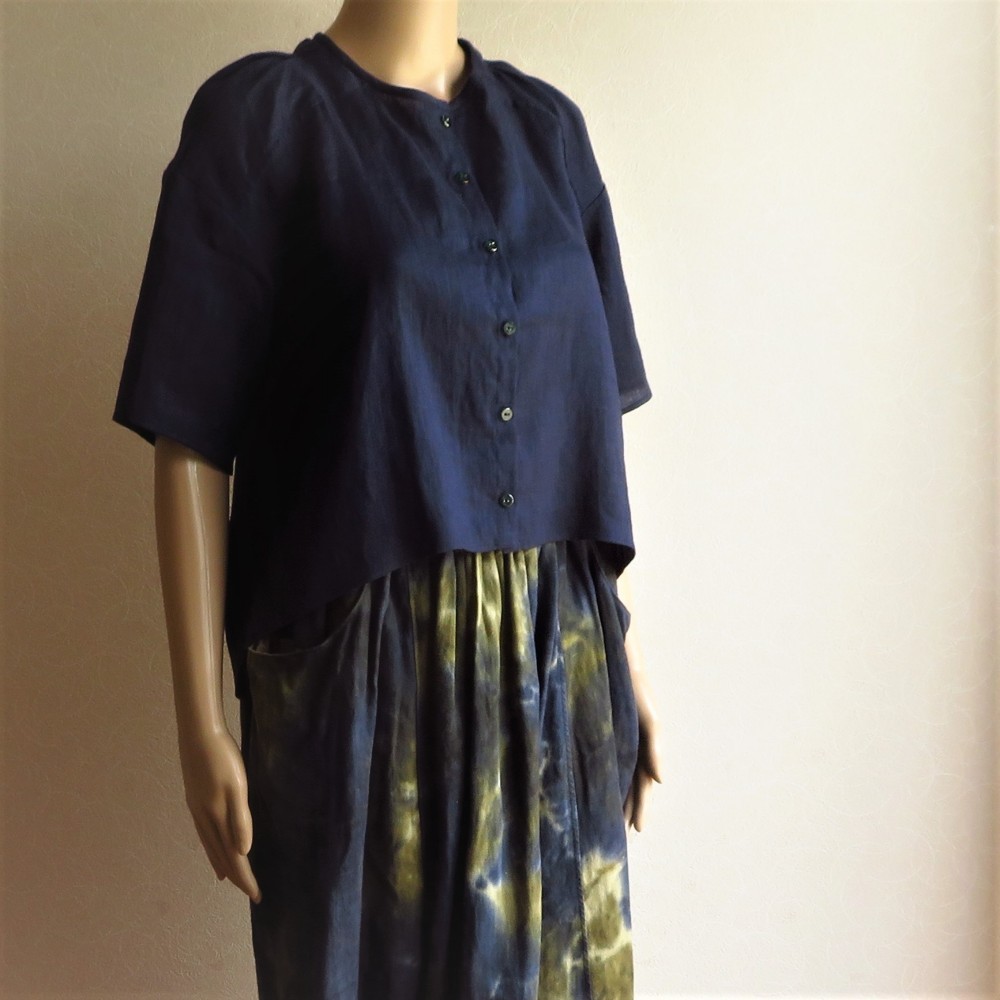 首回りにランダムタックのリネンブラウス