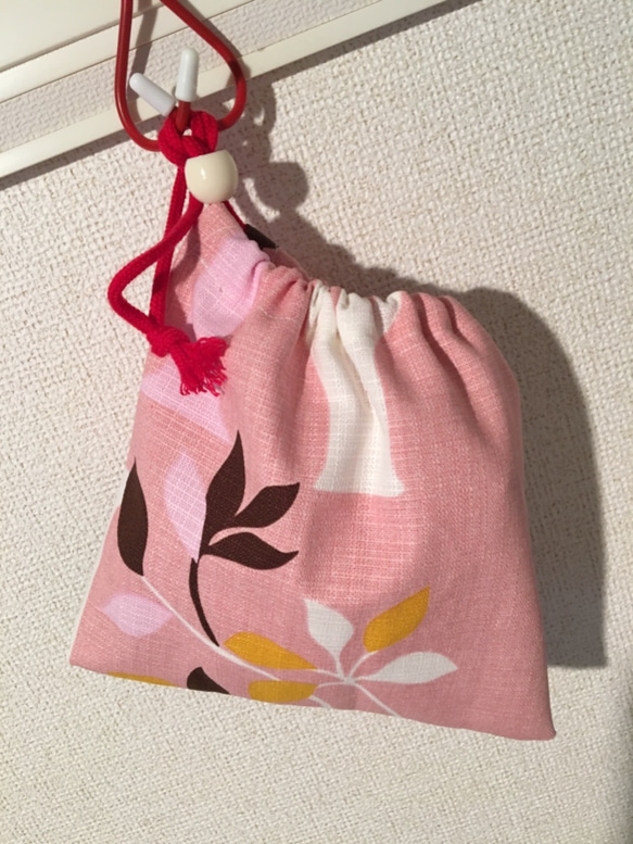 入園入学に⭐️葉っぱ柄コップ巾着袋‼️赤が効いて可愛い❤️ 1枚目の画像