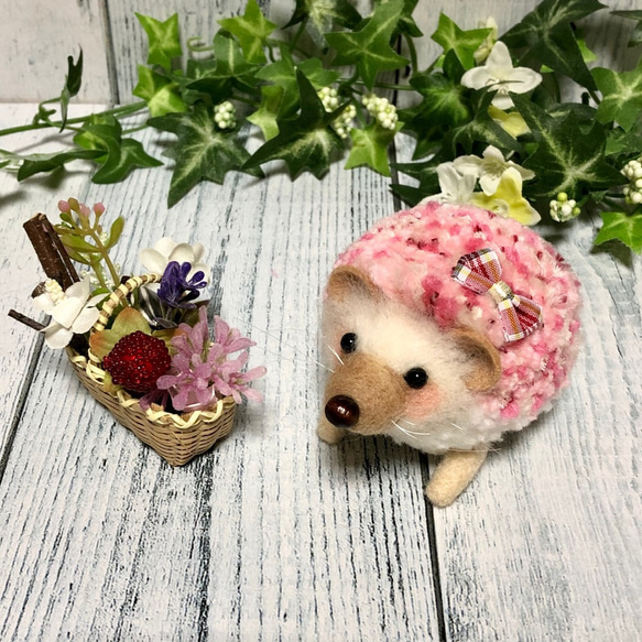 ふわふわハリネズミ* ぬいぐるみ (毛糸と羊毛フェルト) 桜ピンク