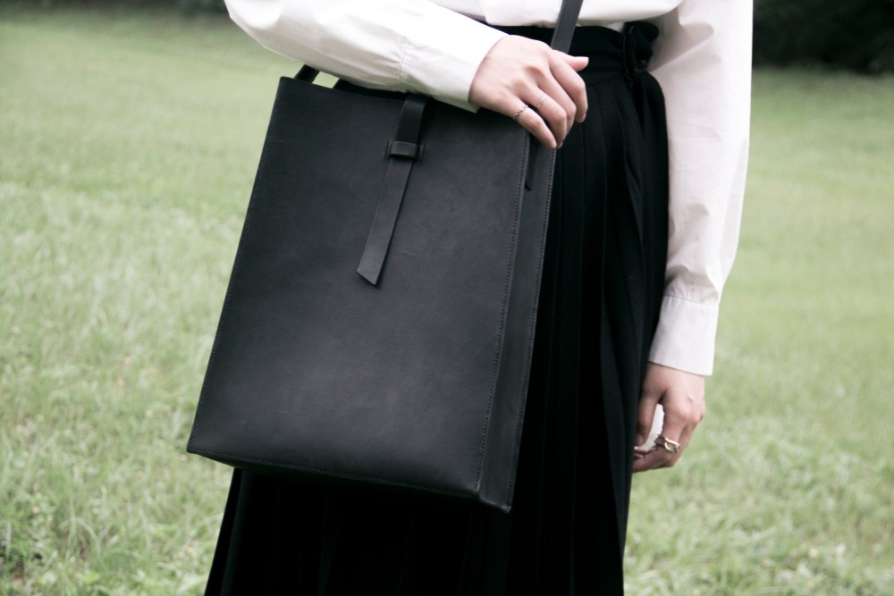 X Inconnus||ボトムマウンテン|| 脂肪分が多い植物なめしの縦型トートバッグ 手持ち式 サイドバック 両用 ブラック/