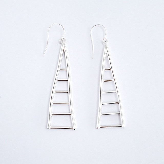 no.20006　回転するDNA 大きめモチーフのシルバーピアス（ぶら下がりタイプ）