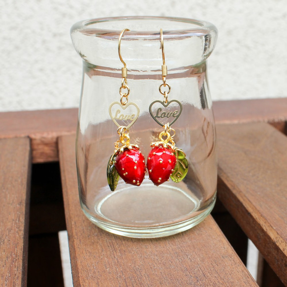 秘密の告白♡つやつや苺のピアス/イヤリング交換可 ピアス（フック 