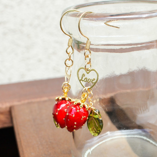秘密の告白♡つやつや苺のピアス/イヤリング交換可 ピアス（フック 