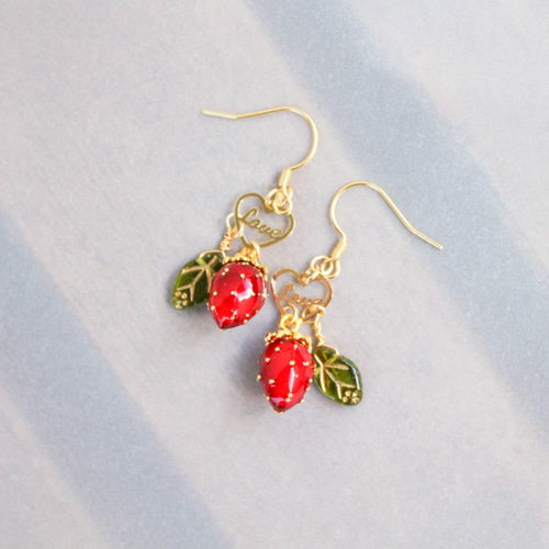 秘密の告白♡つやつや苺のピアス/イヤリング交換可 ピアス（フック 