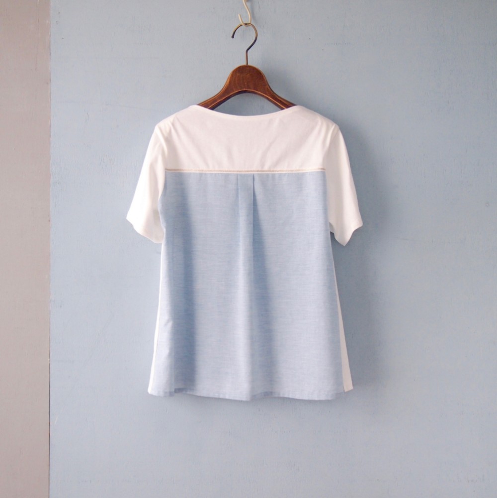 大人サイズ うしろがシャツのようなTシャツ　白×水色