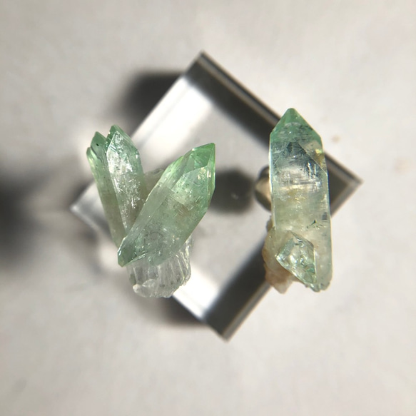 【K18 グリーンアポフィライト天然石】鉱物原石ピアス 1枚目の画像