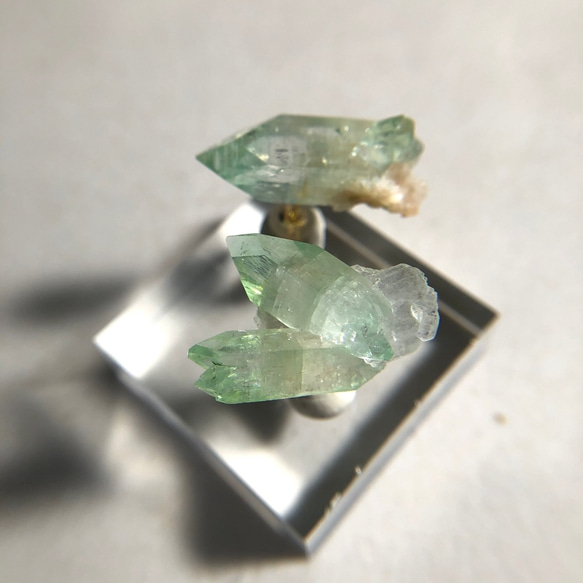 【K18 グリーンアポフィライト天然石】鉱物原石ピアス 2枚目の画像